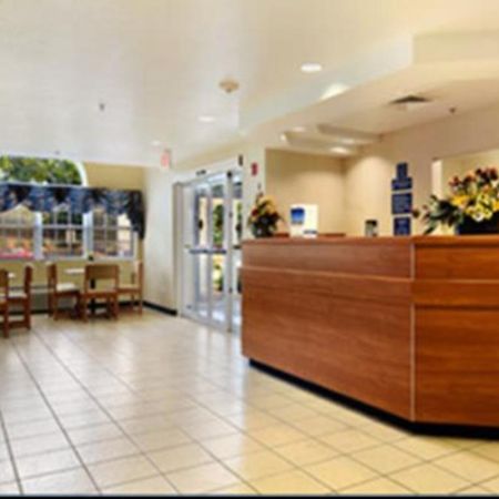 Microtel Inn & Suites Хантсвилл Интерьер фото